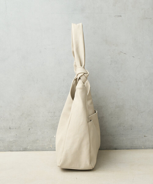 BIRTHDAY BAR（バースデイバー）の「フェイクレザーワンショルダーバッグ　トライアングル（トートバッグ・レディース・ブラック/ライトベージュ/キャメル・0）」の4枚目の写真