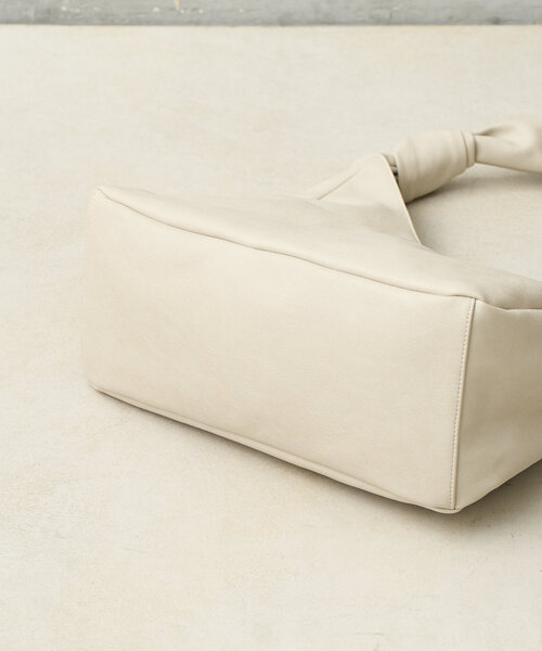 BIRTHDAY BAR（バースデイバー）の「フェイクレザーワンショルダーバッグ　トライアングル（トートバッグ・レディース・ブラック/ライトベージュ/キャメル・0）」の6枚目の写真