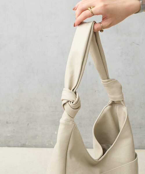 BIRTHDAY BAR（バースデイバー）の「フェイクレザーワンショルダーバッグ　トライアングル（トートバッグ・レディース・ブラック/ライトベージュ/キャメル・0）」の7枚目の写真