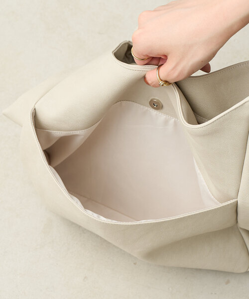 BIRTHDAY BAR（バースデイバー）の「フェイクレザーワンショルダーバッグ　トライアングル（トートバッグ・レディース・ブラック/ライトベージュ/キャメル・0）」の10枚目の写真