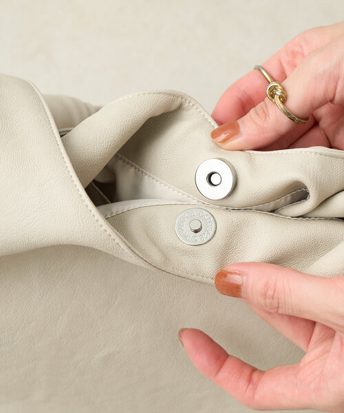 BIRTHDAY BAR（バースデイバー）の「フェイクレザーワンショルダーバッグ　トライアングル（トートバッグ・レディース・ブラック/ライトベージュ/キャメル・0）」の13枚目の写真