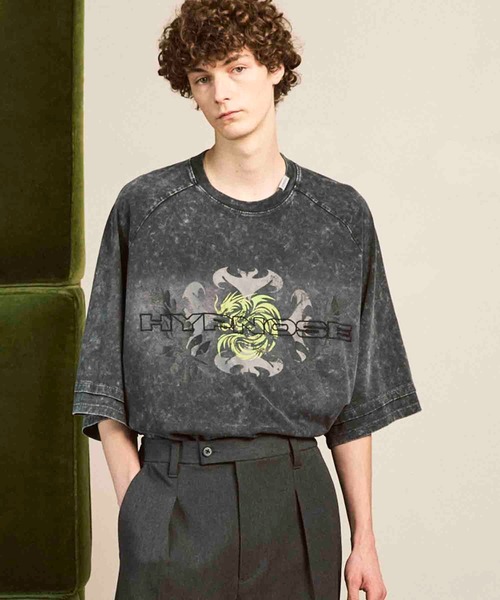 MAISON SPECIAL(メゾンスペシャル)の「《UNISEX》【Hypnose Association for MAISON SPECIAL】「Butterfly」Prime-Over Crew Neck T-Shirt/プライムオーバークルーネックTシャツ【MAISON SPECIAL/メゾンスペシャル】(Tシャツ/カットソー・メンズ・ライトグレー/ブラック・1/2)」の1枚目の写真