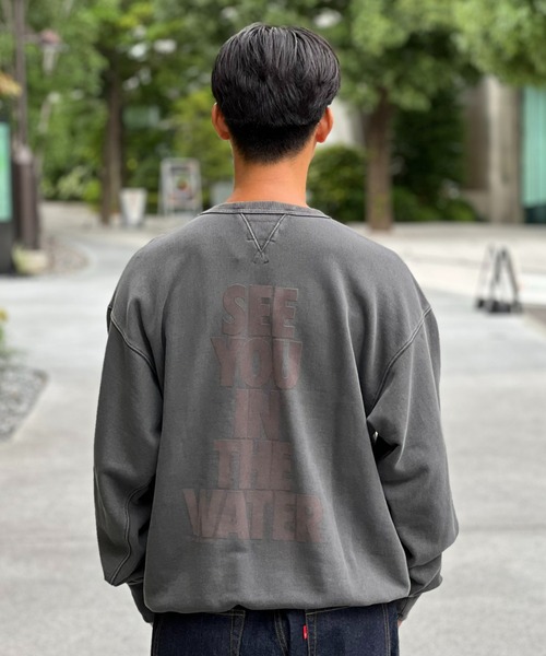 MAGIC NUMBER（マジック ナンバー）の「【MAGIC NUMBER】SEE YOU IN THE WATER PIGMENT CREW SWEAT（スウェット・メンズ・ダークパープル/オリーブ/ダークグレー・X-LARGE/LARGE/MEDIUM）」の4枚目の写真