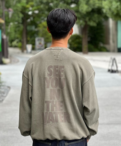 MAGIC NUMBER（マジック ナンバー）の「【MAGIC NUMBER】SEE YOU IN THE WATER PIGMENT CREW SWEAT（スウェット・メンズ・ダークパープル/オリーブ/ダークグレー・X-LARGE/LARGE/MEDIUM）」の5枚目の写真
