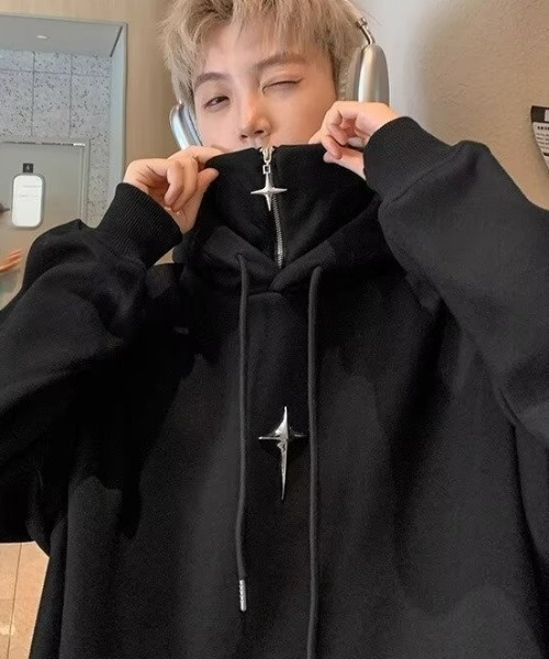 lilful(リルフル)の「ビッグシルエットハイネックメタルパーツクロスブローチパーカー(パーカー・メンズ・ブラック/ホワイト・M)」の10枚目の写真