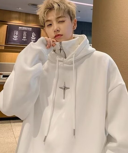 lilful(リルフル)の「ビッグシルエットハイネックメタルパーツクロスブローチパーカー(パーカー・メンズ・ブラック/ホワイト・M)」の3枚目の写真