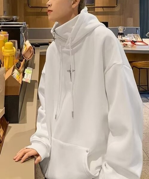 lilful(リルフル)の「ビッグシルエットハイネックメタルパーツクロスブローチパーカー(パーカー・メンズ・ブラック/ホワイト・M)」の5枚目の写真