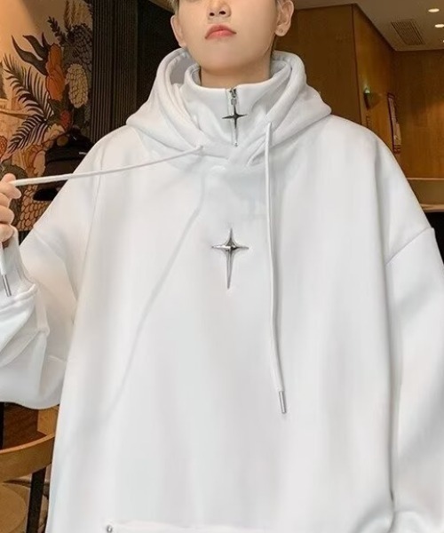 lilful(リルフル)の「ビッグシルエットハイネックメタルパーツクロスブローチパーカー(パーカー・メンズ・ブラック/ホワイト・M)」の4枚目の写真