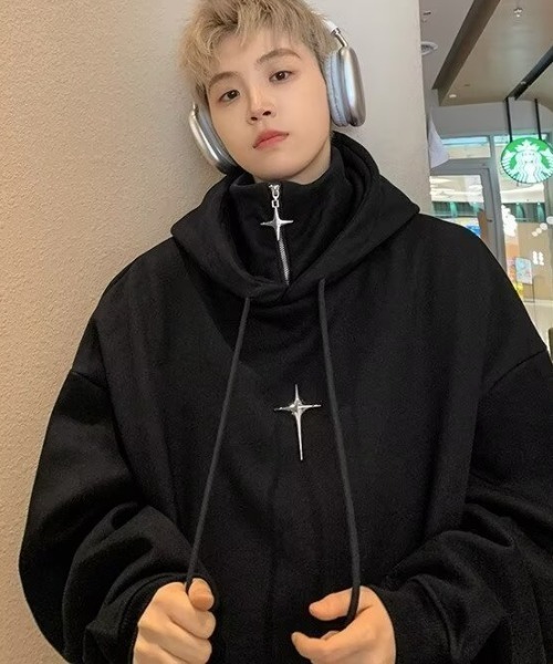 lilful(リルフル)の「ビッグシルエットハイネックメタルパーツクロスブローチパーカー(パーカー・メンズ・ブラック/ホワイト・M)」の8枚目の写真