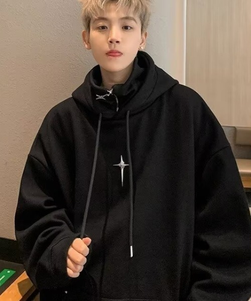 lilful(リルフル)の「ビッグシルエットハイネックメタルパーツクロスブローチパーカー(パーカー・メンズ・ブラック/ホワイト・M)」の9枚目の写真