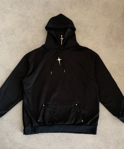 lilful(リルフル)の「ビッグシルエットハイネックメタルパーツクロスブローチパーカー(パーカー・メンズ・ブラック/ホワイト・M)」の17枚目の写真