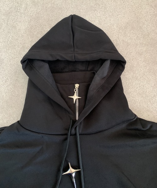 lilful(リルフル)の「ビッグシルエットハイネックメタルパーツクロスブローチパーカー(パーカー・メンズ・ブラック/ホワイト・M)」の18枚目の写真