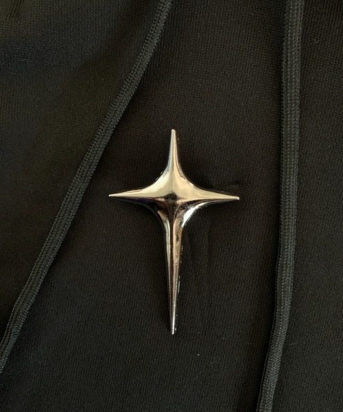 lilful(リルフル)の「ビッグシルエットハイネックメタルパーツクロスブローチパーカー(パーカー・メンズ・ブラック/ホワイト・M)」の20枚目の写真