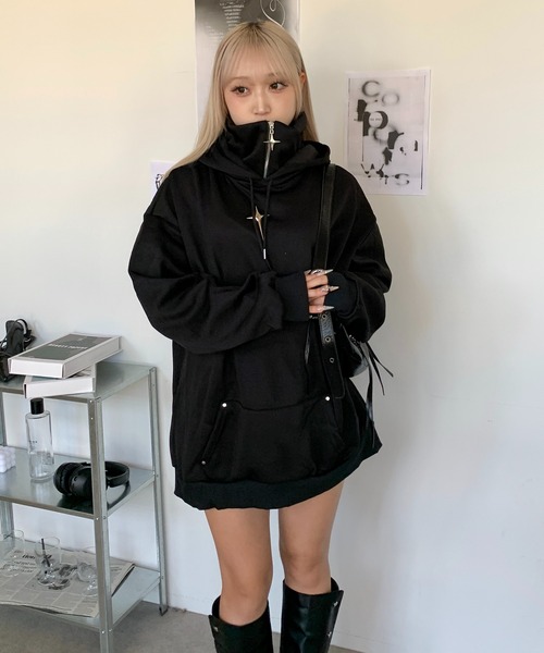 lilful(リルフル)の「ビッグシルエットハイネックメタルパーツクロスブローチパーカー(パーカー・メンズ・ブラック/ホワイト・M)」の11枚目の写真