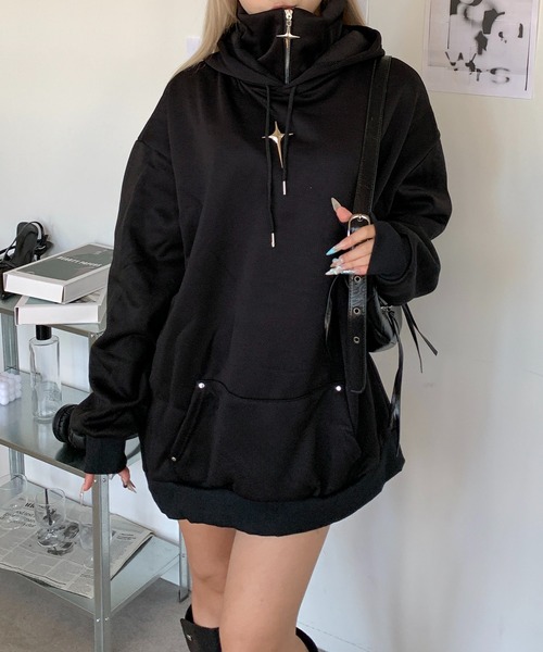 lilful(リルフル)の「ビッグシルエットハイネックメタルパーツクロスブローチパーカー(パーカー・メンズ・ブラック/ホワイト・M)」の12枚目の写真