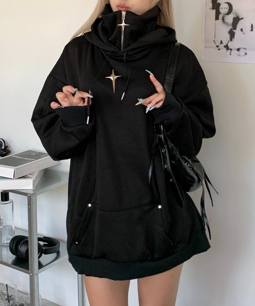 lilful(リルフル)の「ビッグシルエットハイネックメタルパーツクロスブローチパーカー(パーカー・メンズ・ブラック/ホワイト・M)」の13枚目の写真