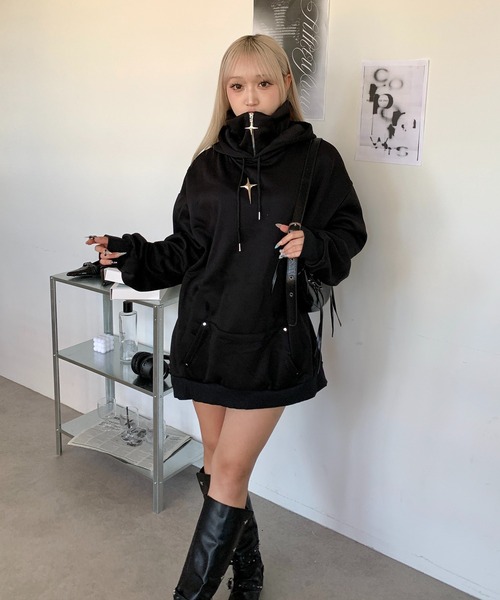 lilful(リルフル)の「ビッグシルエットハイネックメタルパーツクロスブローチパーカー(パーカー・メンズ・ブラック/ホワイト・M)」の14枚目の写真