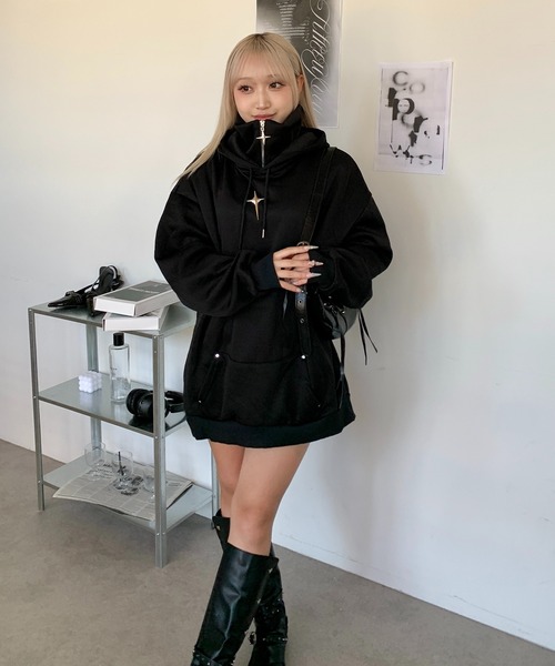 lilful(リルフル)の「ビッグシルエットハイネックメタルパーツクロスブローチパーカー(パーカー・メンズ・ブラック/ホワイト・M)」の15枚目の写真