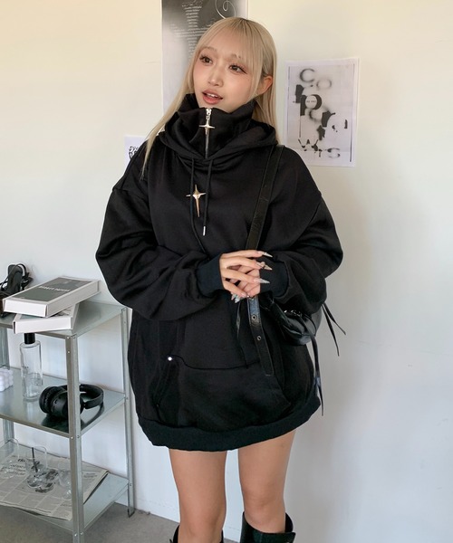 lilful(リルフル)の「ビッグシルエットハイネックメタルパーツクロスブローチパーカー(パーカー・メンズ・ブラック/ホワイト・M)」の16枚目の写真