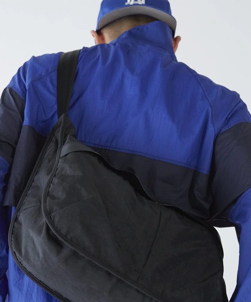 CHROME（クローム）の「CHROME/クローム ショルダーバック YOYOGI 14L MESSENGER ヨヨギ 14L メッセンジャー BG384BK（ショルダーバッグ・メンズ・ブラック・FREE）」の13枚目の写真