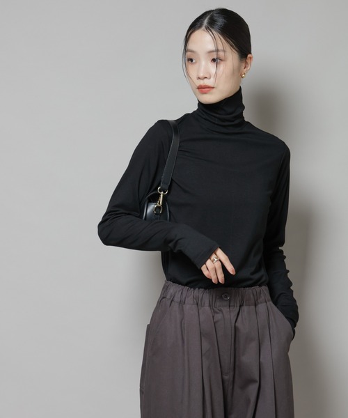 NANO universe（ナノユニバース）の「吸湿発熱タートルネックカットトップス（Tシャツ/カットソー・レディース・ホワイト/ブラック/グレー・FREE）」の2枚目の写真