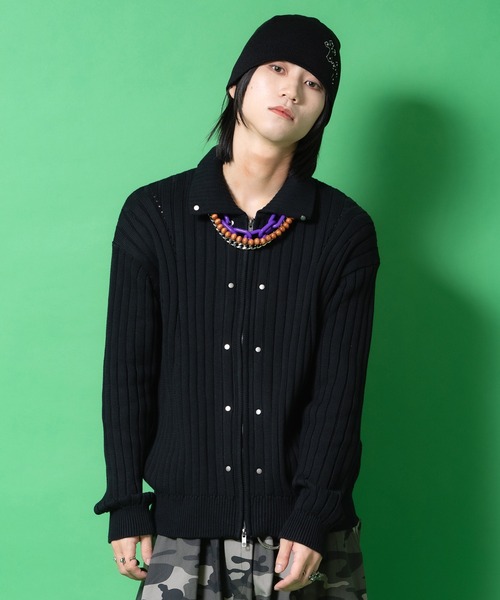 a.p.o.v.(エーピーオービー)の「a.p.o.v. リベットスタッズスリムリブニットジップアップセーター(ニット/セーター・メンズ・ブラック/ホワイト・ONESIZE)」の1枚目の写真