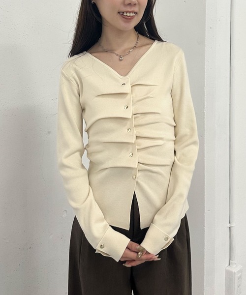 archives（アルシーヴ）の「タックボタンニットプルオーバー（ニット/セーター・レディース・ブラウン/グレー/アイボリー/ブラック/グリーン・MEDIUM）」の2枚目の写真