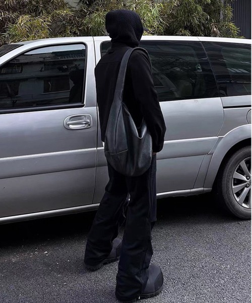 NEW GENTLEMAN(ニュージェントルマン)の「ドレスデン ルーズ ビッグショルダーバッグ(ショルダーバッグ・メンズ・ブラック・FREE)」の4枚目の写真