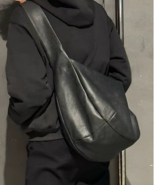 NEW GENTLEMAN(ニュージェントルマン)の「ドレスデン ルーズ ビッグショルダーバッグ(ショルダーバッグ・メンズ・ブラック・FREE)」の3枚目の写真