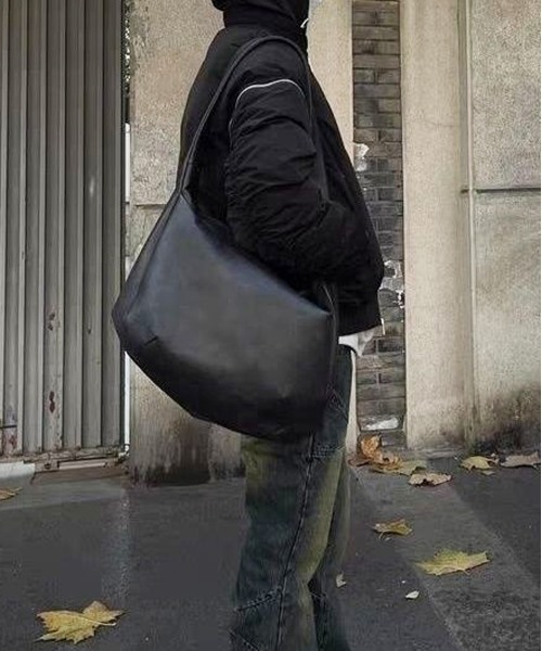 NEW GENTLEMAN(ニュージェントルマン)の「ドレスデン ルーズ ビッグショルダーバッグ(ショルダーバッグ・メンズ・ブラック・FREE)」の7枚目の写真