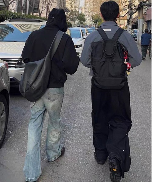 NEW GENTLEMAN(ニュージェントルマン)の「ドレスデン ルーズ ビッグショルダーバッグ(ショルダーバッグ・メンズ・ブラック・FREE)」の9枚目の写真