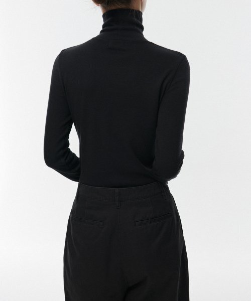 MUSINSA STANDARD WOMAN（ムシンサスタンダードウーマン）の「[ヒートタンダード] ウィメンズ薄起毛スリムタートルネック長袖Tシャツ [ブラック]（Tシャツ/カットソー・レディース・その他・SMALL/MEDIUM/LARGE/X-SMALL）」の2枚目の写真