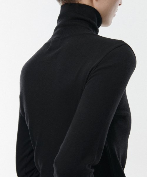 MUSINSA STANDARD WOMAN（ムシンサスタンダードウーマン）の「[ヒートタンダード] ウィメンズ薄起毛スリムタートルネック長袖Tシャツ [ブラック]（Tシャツ/カットソー・レディース・その他・SMALL/MEDIUM/LARGE/X-SMALL）」の4枚目の写真