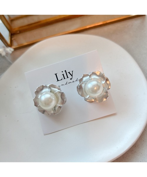 tone（トーン）の「【Lily accessory】フラワーピアス(MA)（ピアス（両耳用）・レディース・シルバー・FREE）」の4枚目の写真
