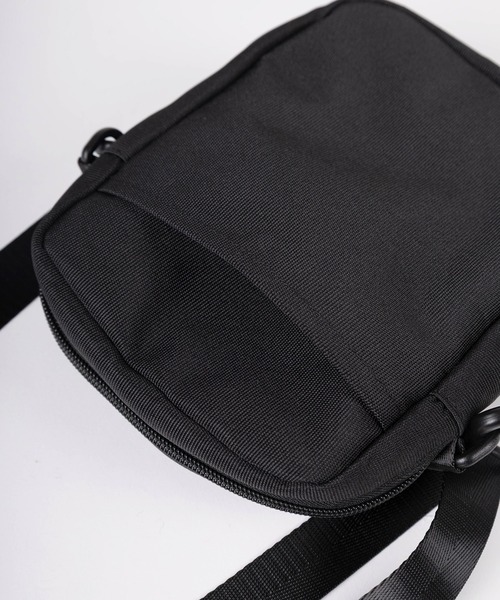 GERRY(ジェリー)の「【79】【GERRY/ジェリー】ロゴワンポイント 縦型 ミニショルダーバック 撥水加工(ショルダーバッグ・メンズ・ブラック系その他/ブラック・FREE)」の4枚目の写真