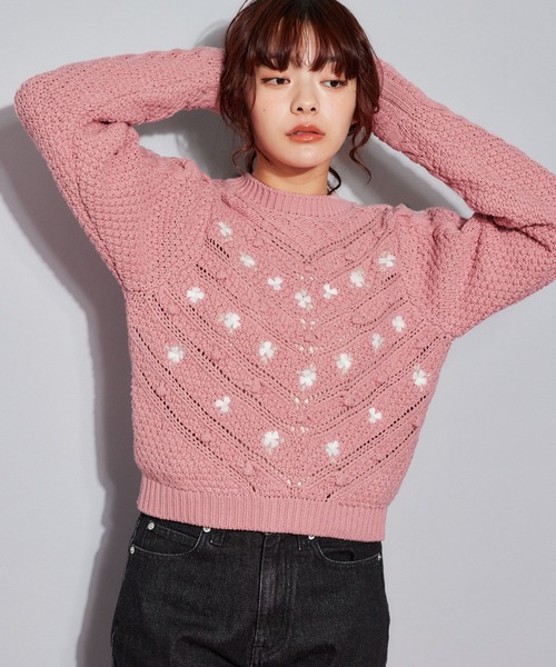 mysty woman（ミスティウーマン）の「花刺繍ケーブルニット 638052（ニット/セーター・レディース・アイボリー/ネイビー/ピンク・FREE）」の3枚目の写真