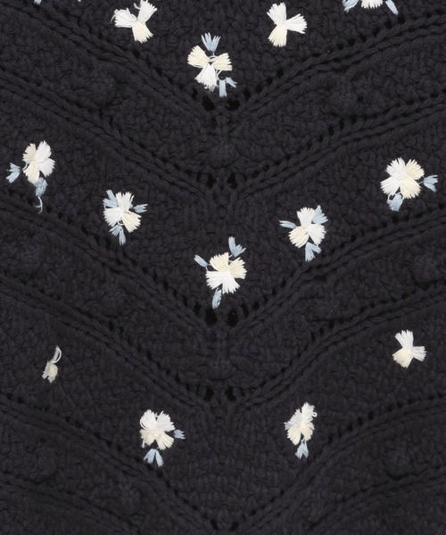 mysty woman（ミスティウーマン）の「花刺繍ケーブルニット 638052（ニット/セーター・レディース・アイボリー/ネイビー/ピンク・FREE）」の4枚目の写真