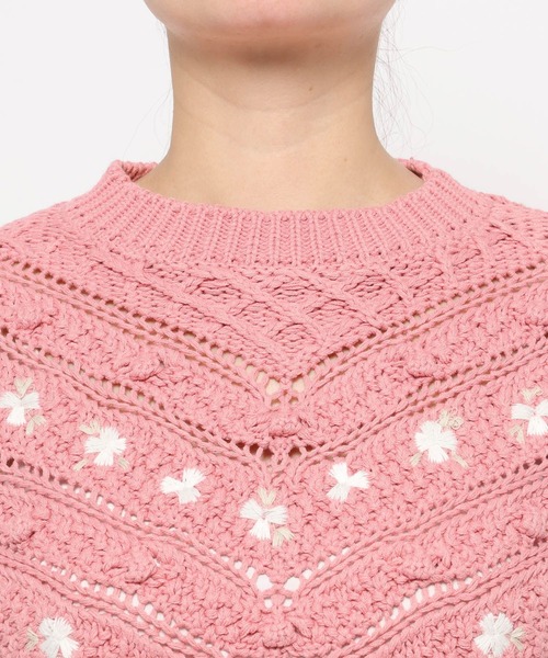 mysty woman（ミスティウーマン）の「花刺繍ケーブルニット 638052（ニット/セーター・レディース・アイボリー/ネイビー/ピンク・FREE）」の5枚目の写真