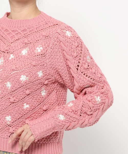 mysty woman（ミスティウーマン）の「花刺繍ケーブルニット 638052（ニット/セーター・レディース・アイボリー/ネイビー/ピンク・FREE）」の6枚目の写真