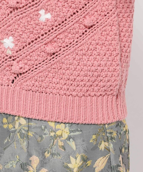 mysty woman（ミスティウーマン）の「花刺繍ケーブルニット 638052（ニット/セーター・レディース・アイボリー/ネイビー/ピンク・FREE）」の7枚目の写真