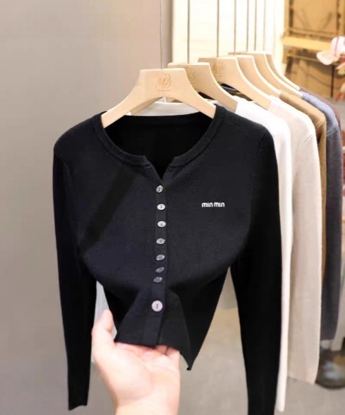 Ritzy(リッツィー)の「多ボタンデザインソフトニットトップス(カーディガン/ボレロ・レディース・ブラック/ベージュ/レッド/グレー・FREE)」の8枚目の写真