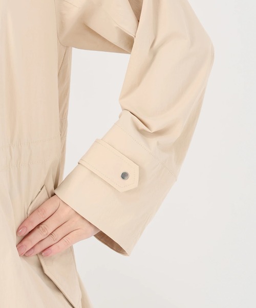 STRAWBERRY-FIELDS(ストロベリーフィールズ)の「テクノタフタ_ミディ丈2WAYマウンテンパーカー(マウンテンパーカー・レディース・ブルー/ベージュ/ネイビー・2)」の10枚目の写真