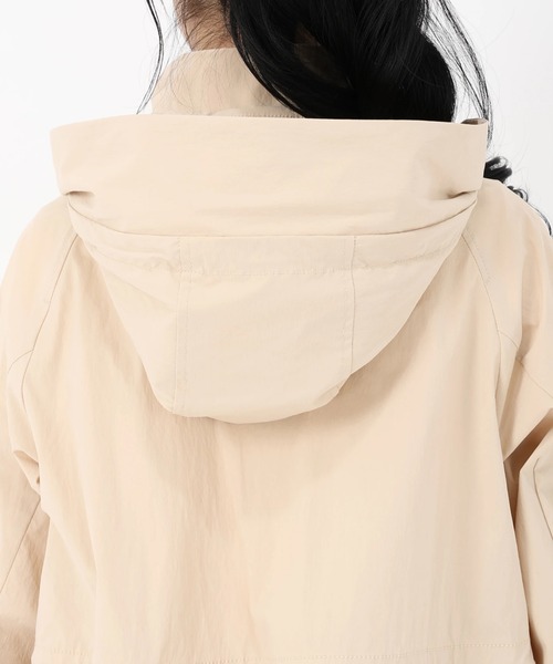 STRAWBERRY-FIELDS(ストロベリーフィールズ)の「テクノタフタ_ミディ丈2WAYマウンテンパーカー(マウンテンパーカー・レディース・ブルー/ベージュ/ネイビー・2)」の8枚目の写真