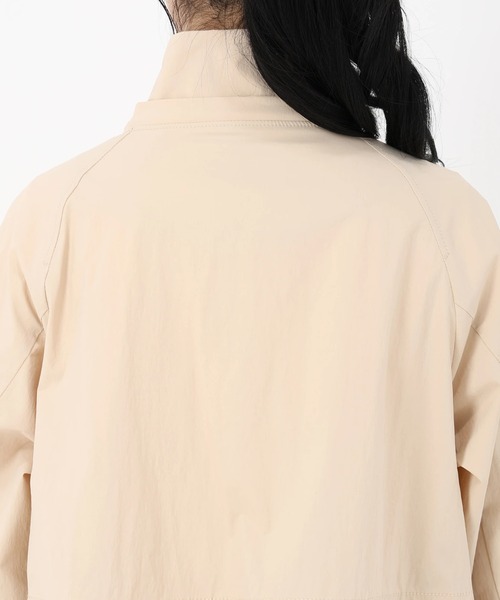 STRAWBERRY-FIELDS(ストロベリーフィールズ)の「テクノタフタ_ミディ丈2WAYマウンテンパーカー(マウンテンパーカー・レディース・ブルー/ベージュ/ネイビー・2)」の9枚目の写真