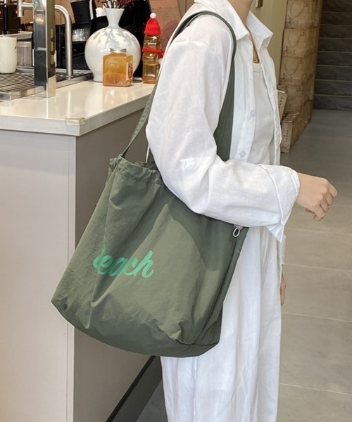 Ritzy(リッツィー)の「8色展開 大容量 ロゴプリント トートバッグ(トートバッグ・レディース・オレンジ系/カーキ/ペールイエロー/イエロー/モカ/ネイビー・FREE)」の1枚目の写真