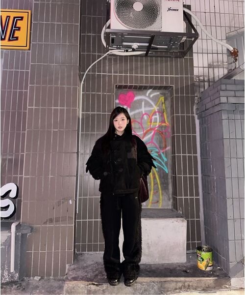 ETRE AU SOMMET(エトレオソメ)の「Suede Volume Over Bomber Jacket (Black)(ムートンコート・レディース・その他・FREE)」の4枚目の写真