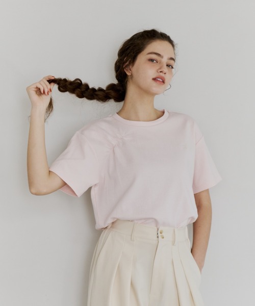 OLUN(オルン)の「"OLUN" logo gathered t-shirt/"OLUN"ロゴ刺繍ギャザーTシャツ(Tシャツ/カットソー・レディース・アイボリー/ピンク・SMALL/MEDIUM)」の8枚目の写真