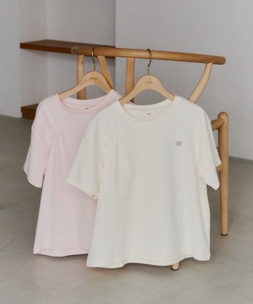 OLUN(オルン)の「"OLUN" logo gathered t-shirt/"OLUN"ロゴ刺繍ギャザーTシャツ(Tシャツ/カットソー・レディース・アイボリー/ピンク・SMALL/MEDIUM)」の5枚目の写真