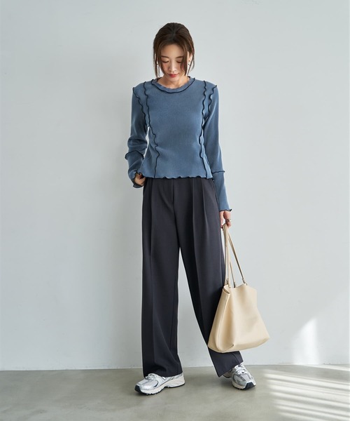 STYLE DELI(スタイルデリ)の「メロウリブ◆微光沢プリーツ調ライントップス(Tシャツ/カットソー・レディース・ホワイト/ブラック/ブルー・MEDIUM)」の4枚目の写真