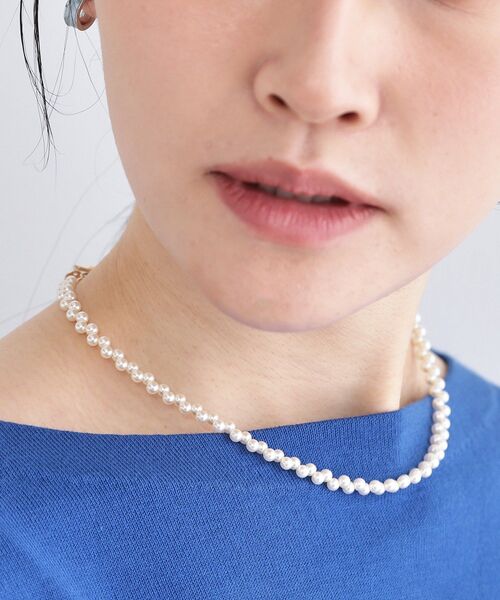 OPAQUE.CLIP（オペークドットクリップ）の「フェイクパールビーズスライドネックレス（ネックレス・レディース・オフホワイト/ブラック・00）」の6枚目の写真